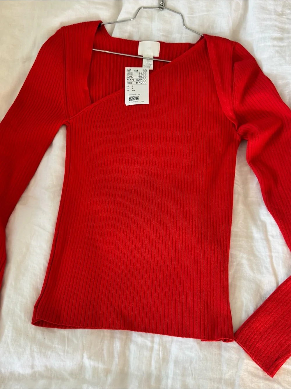 Red Ribbed V-Neck Women's Sweater H & M. NWT.    Size Small